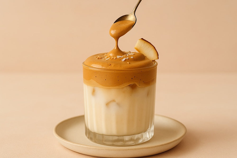 coconut Cloud Caffee fertig zubereitet auf hellem Keramikteller