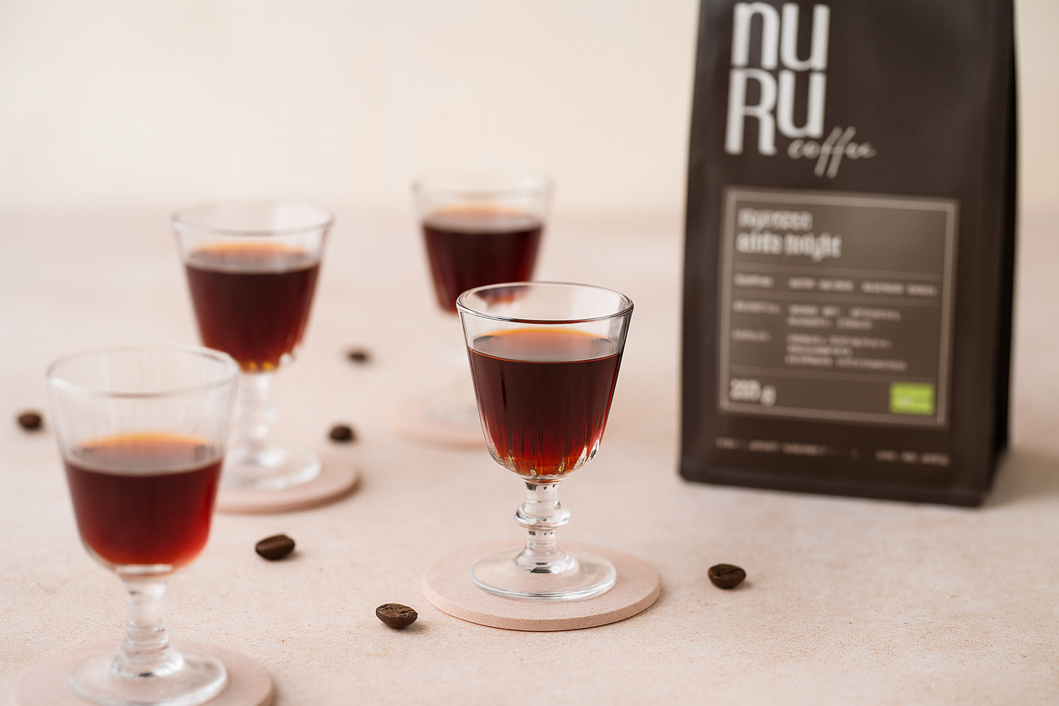 Espresso Likör in Gläsern, Espresso Verpackung im Hintergrund