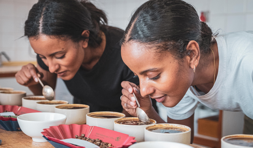 Sara und Sali Nuru testen äthiopischen Kaffee bei einem Kaffee Cupping