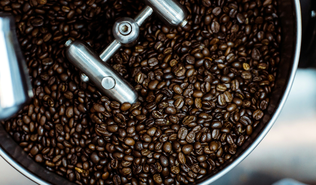 Kaffee der in einer Rösttrommel geröstet wird.