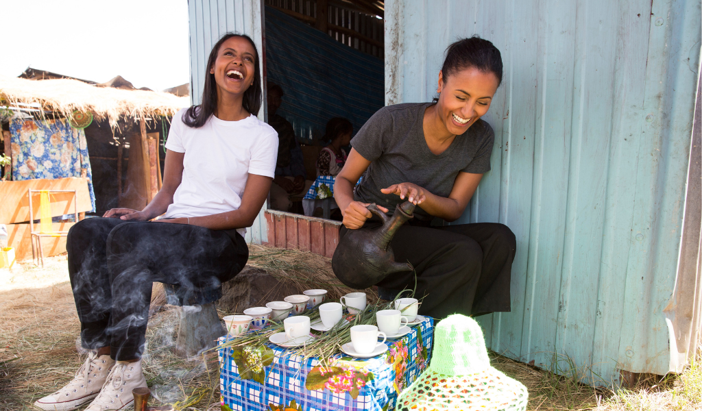 Traditionelle Kaffeezeremonie mit Sali und Sara Nuru in Äthiopien