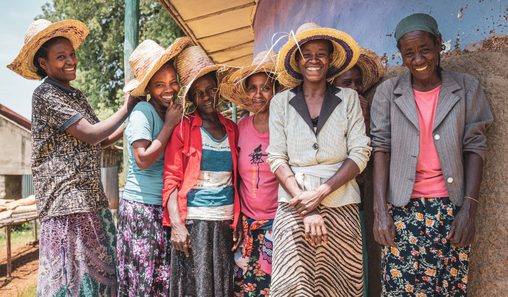 Sechs Frauen aus Äthiopischen in bunter Kleidung und lachend