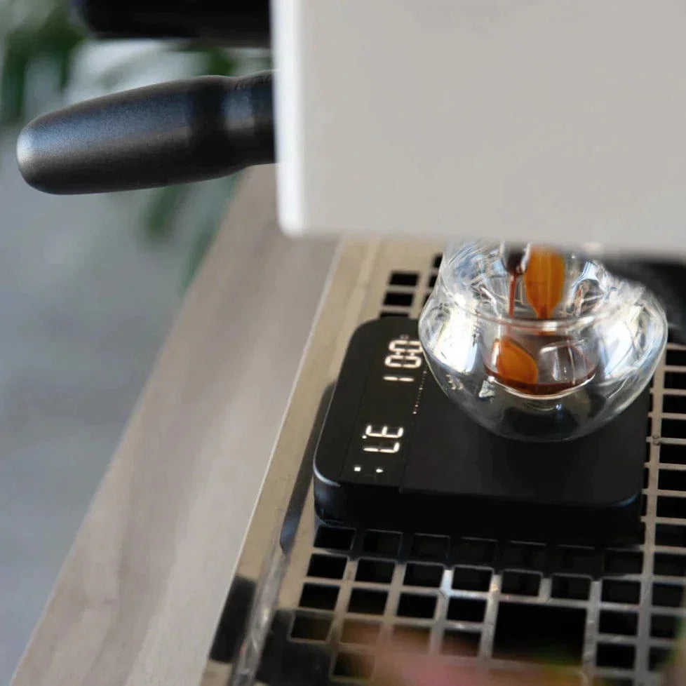 Acaia Lunar 2021 Waage schwarz unter Siebträgermaschine - nurucoffee