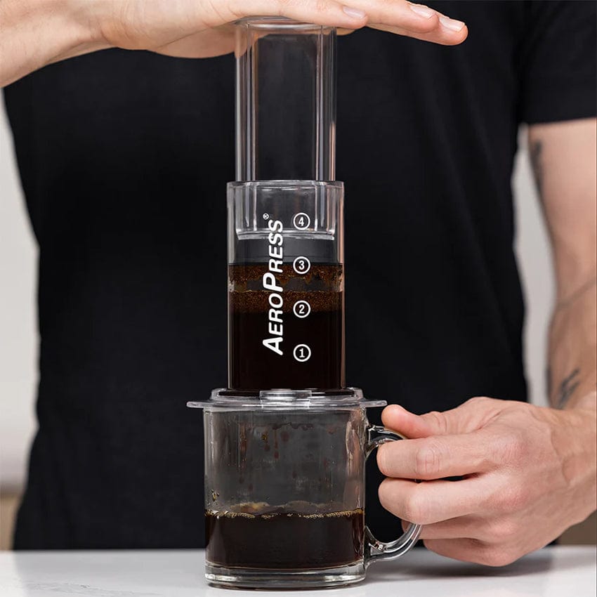 AeroPress Coffee Maker Clear bei der Zubereitung: Kaffee wird in klares Gefäß gepresst - nuruCoffee