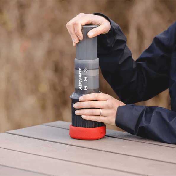 AeroPress Go Kaffeezubereiter beim Wandern - nuruCoffee