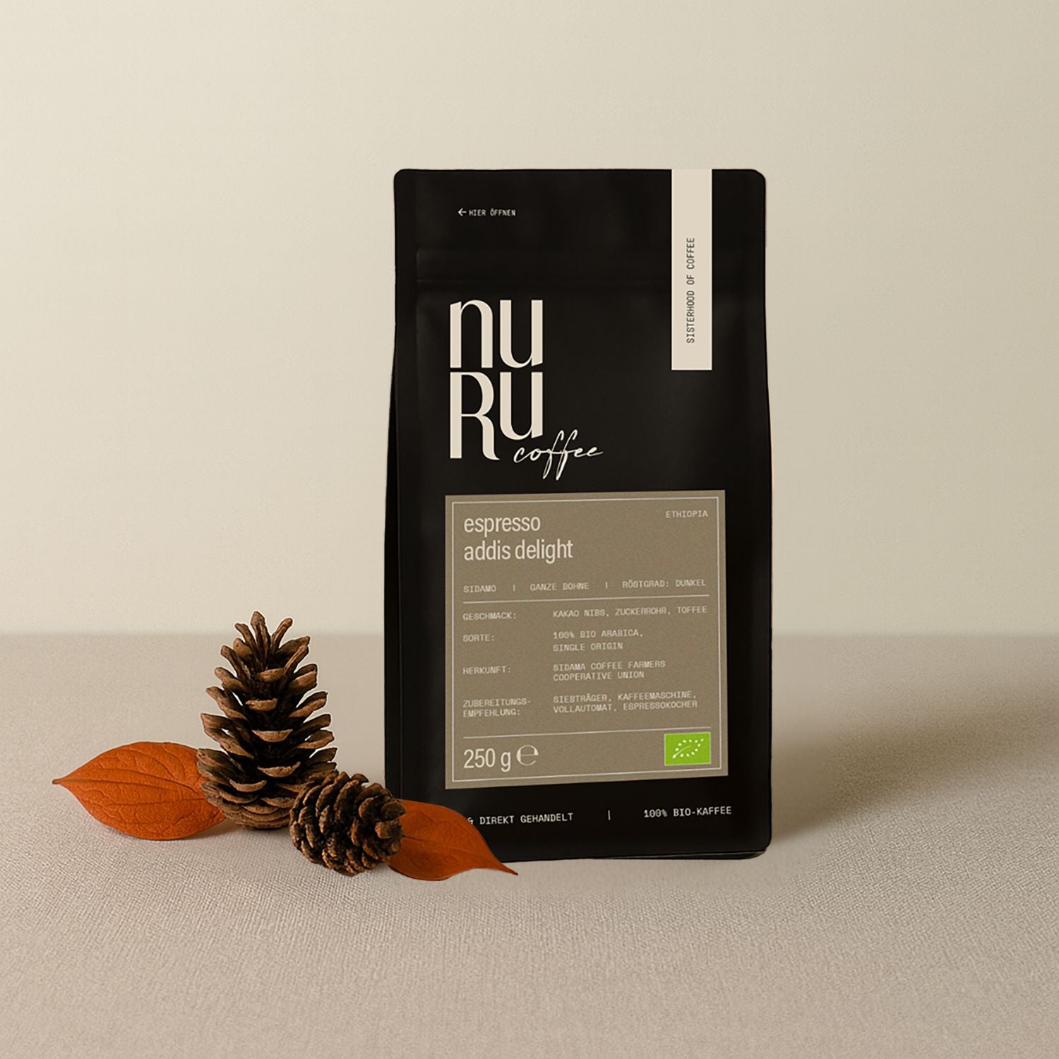 Bio Espresso Verpackung auf hellem Untergrund mit herbstlicher Deko