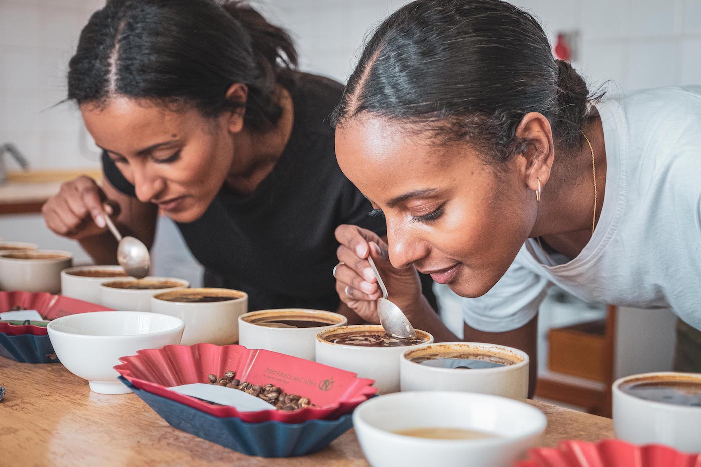 Gründerinnen Sali und Sara Nuru am Kaffee verkosten, Decaf Omni Roast, fruchtiger Kaffee / nuruCoffee - nachhaltiger, fair produzierter Bio-Kaffee mit social impact