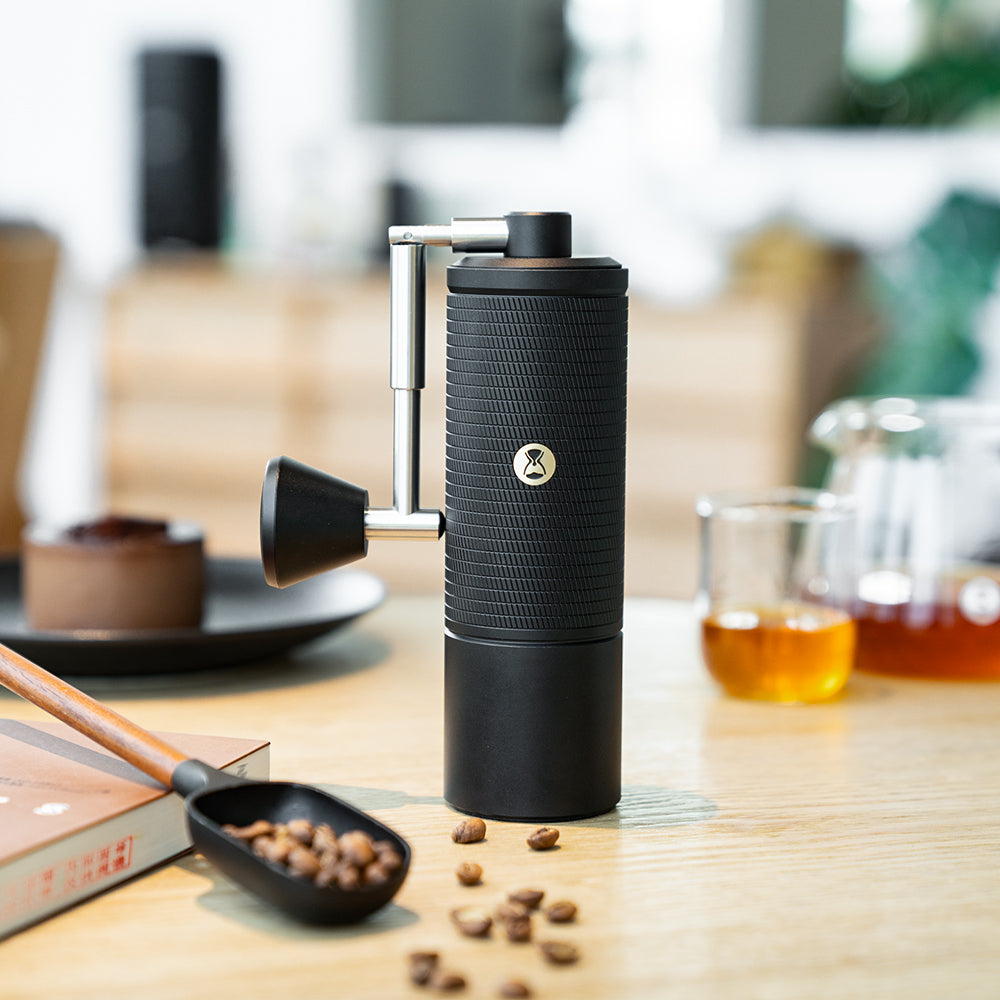 Timemore C5 Pro auf Küchentheke mit Küchenaccessoires - nuruCoffee