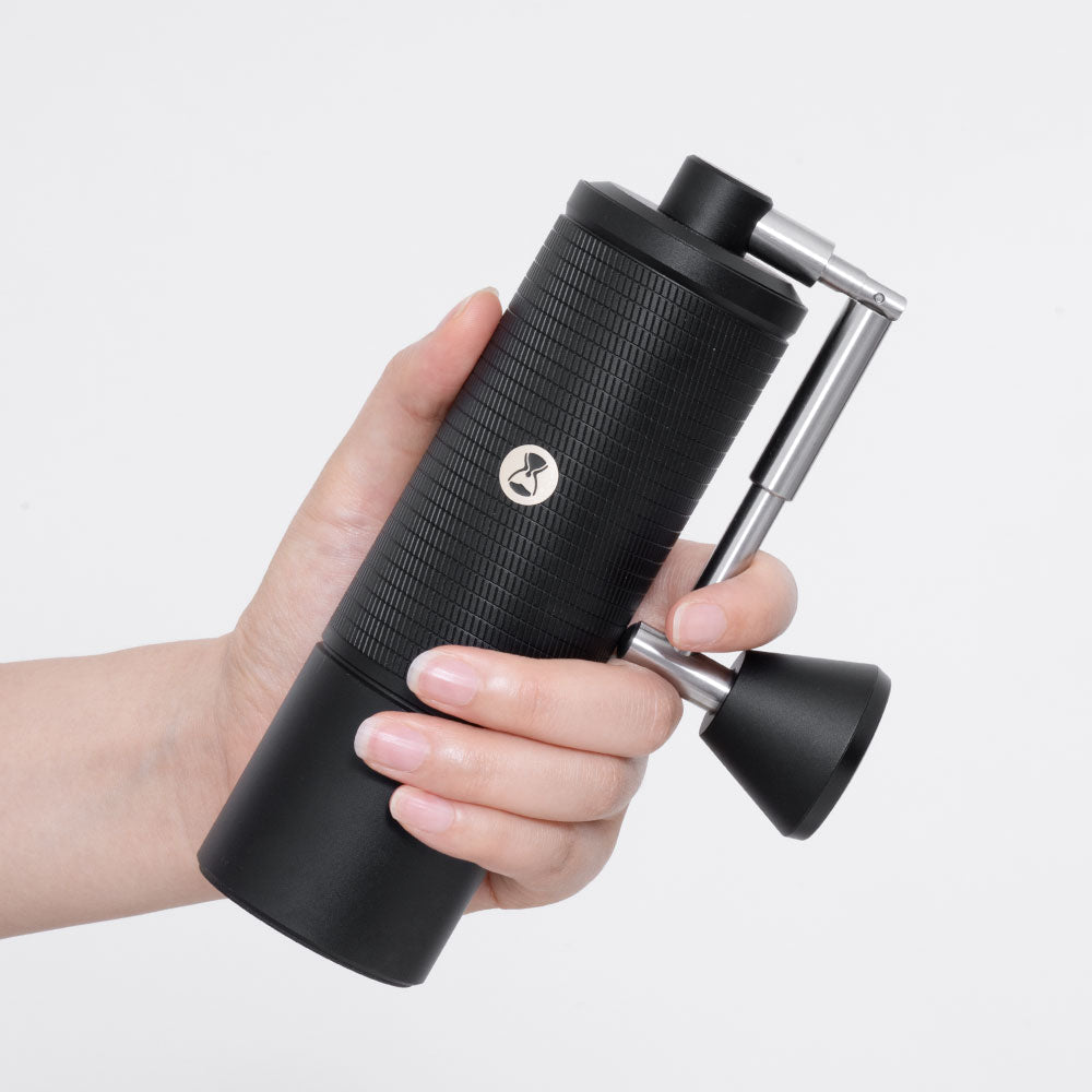 Hand hält Timemore C5 Pro vor weißem Hintergrund - nuruCoffee