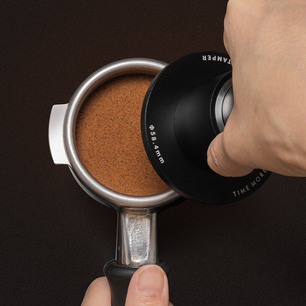 Timemore Impact Pulse Tamper bei der Anwendung mit Siebträger - nuruCoffee