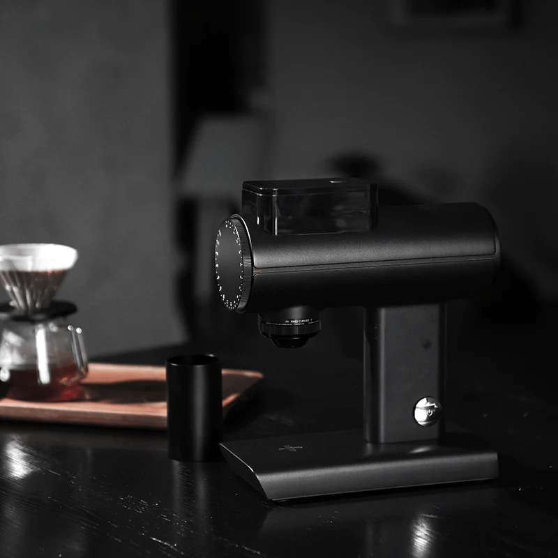 Timemore Sculptor 078/078S auf schwarzer Theke, Filterkaffee im Hintergrund - nuruCoffee