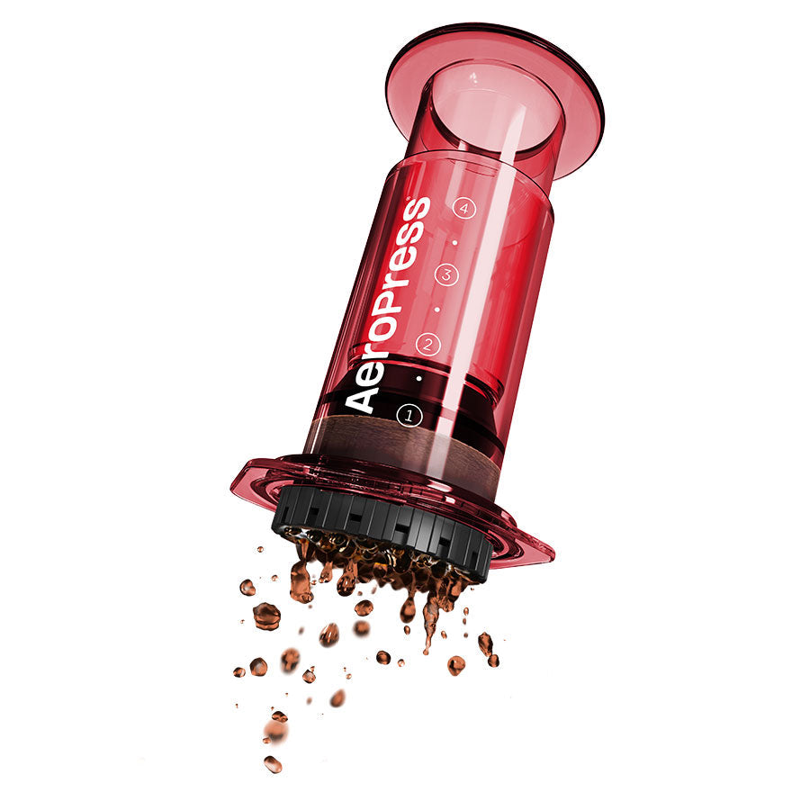AeroPress Clear in Rot bei der Zubereitung - nuruCoffee