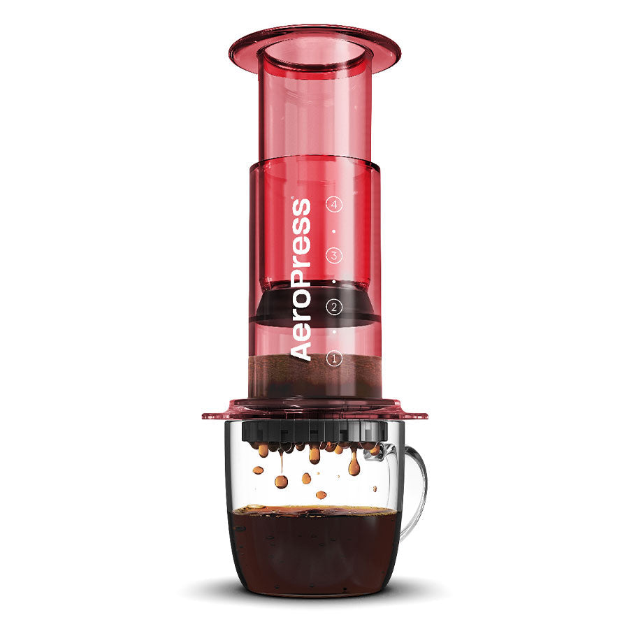 AeroPress Clear in Rot: Kaffeebreiter mit Tasse Kaffee - nuruCoffee
