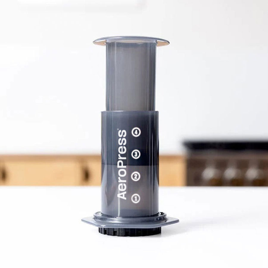 AeroPress Original auf Küchentheke - nuruCoffee