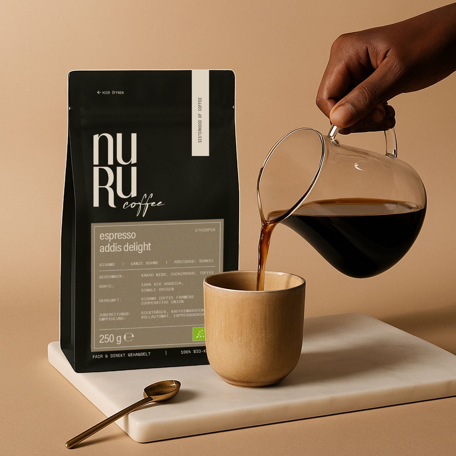 Bio Espresso Addis Delight, Hand hält Kanne und gießt Kaffee ein