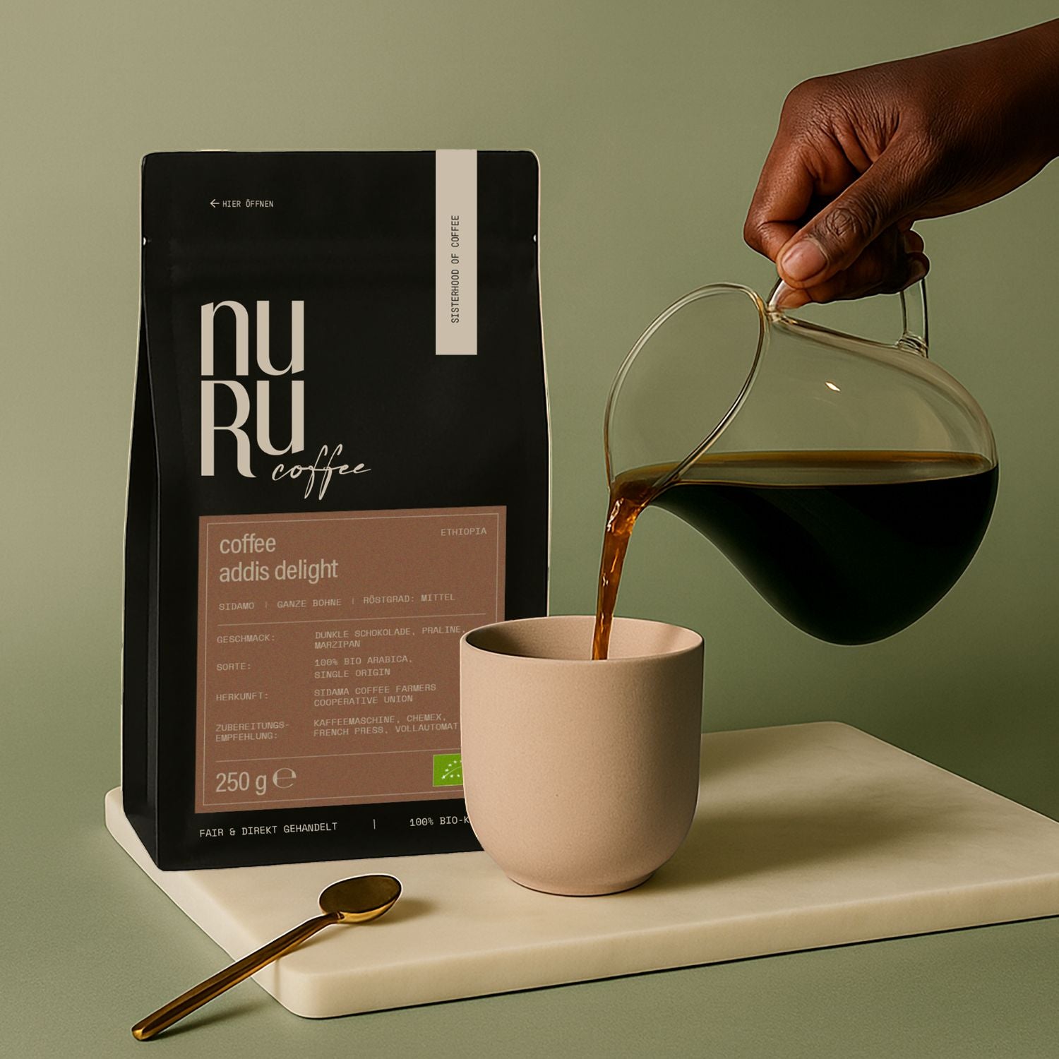 Bio Kaffe auf Keramikbrett, Hand hält Kanne und gießt Kaffee in Becher