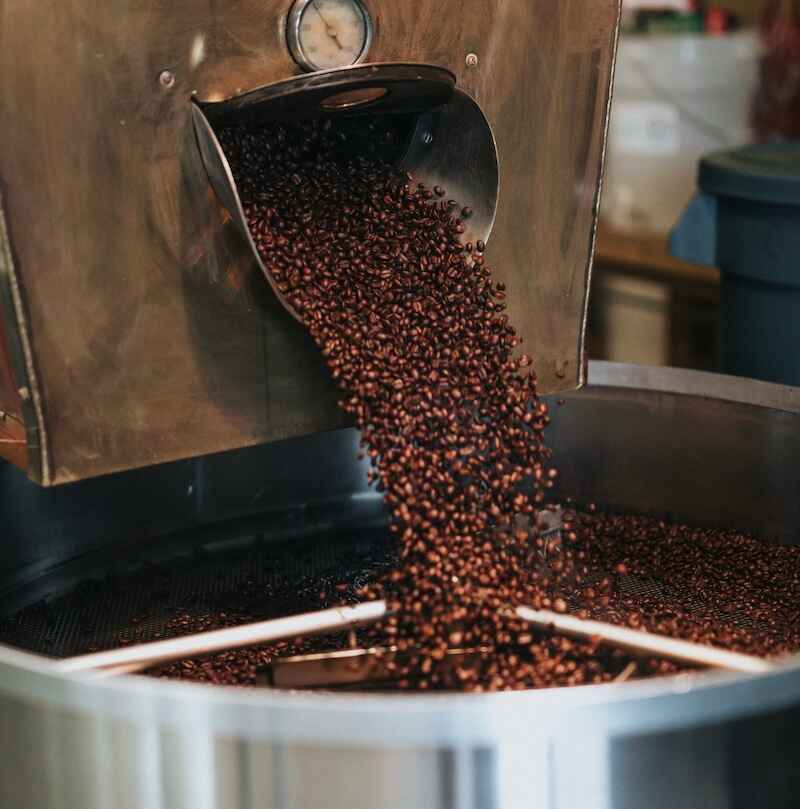 Kaffeebohnen bei der traditionellen Trommelröstung