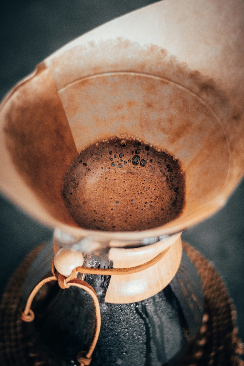 Chemex Kaffeekaraffee mit Filter bei der Zubereitung - nuruCoffee