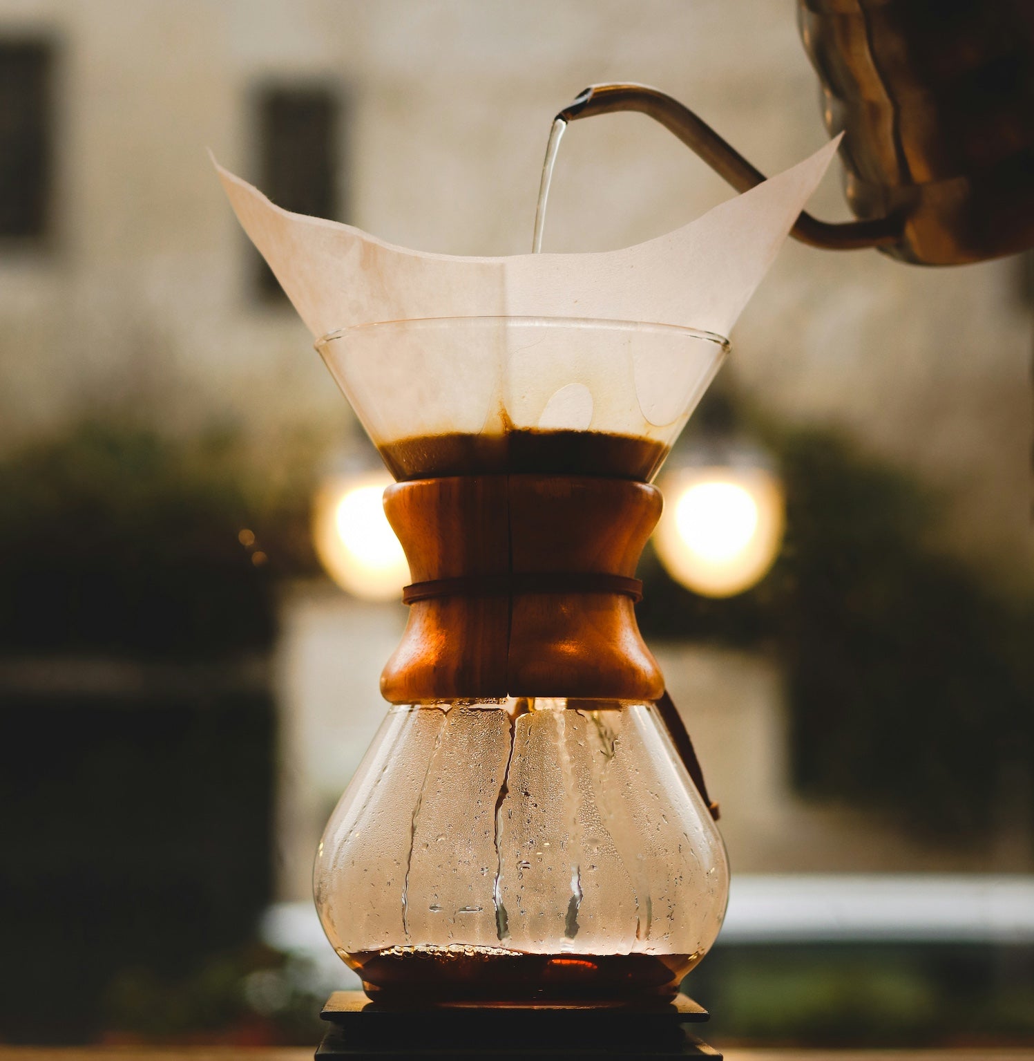 Wasser wird mit Wasserkocher in Chemex Kanne für 6 Tassen gegossen