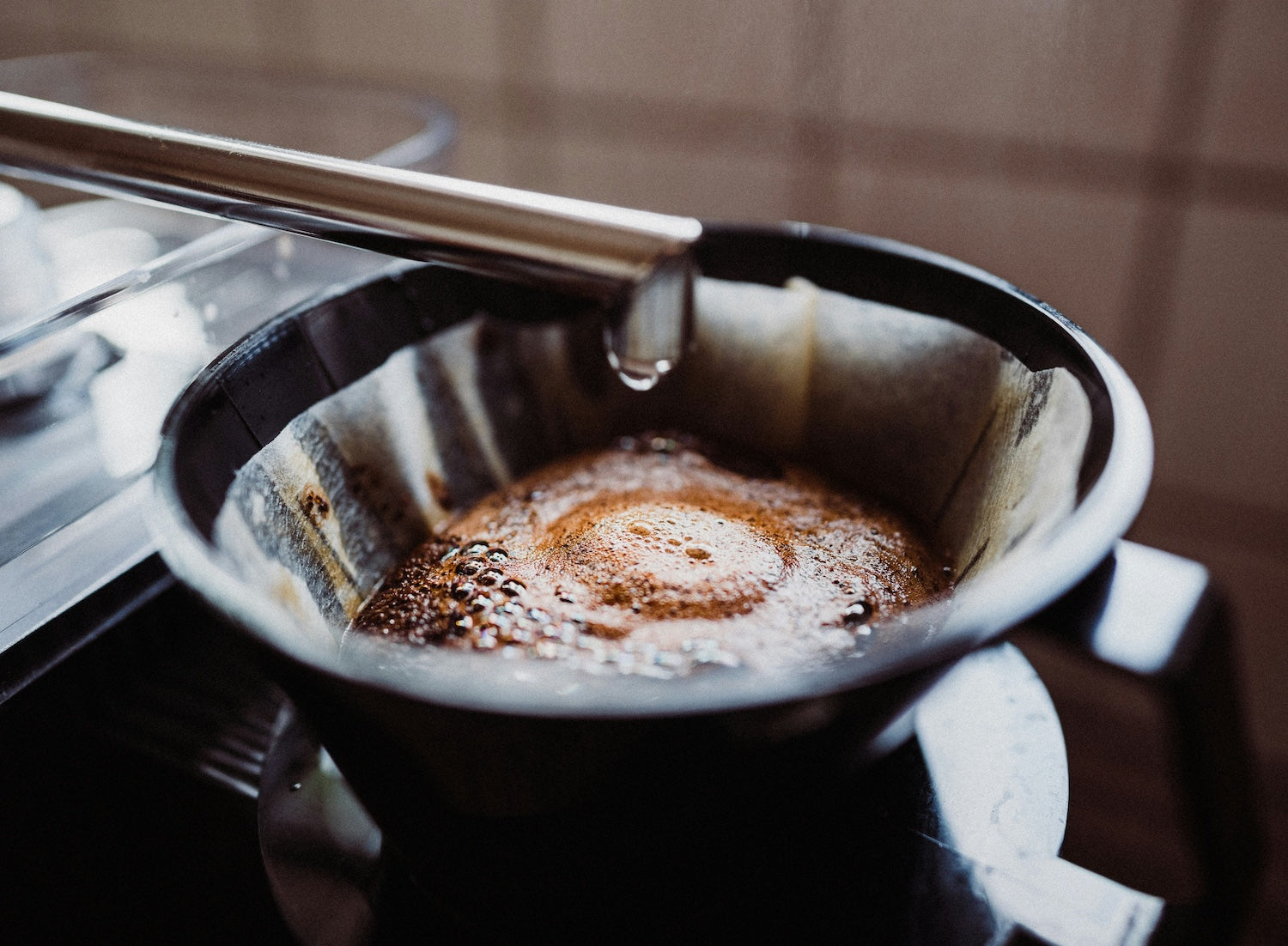 Nahaufnahme Moccamaster, Wasser tropft in den Filter - nuruCoffee