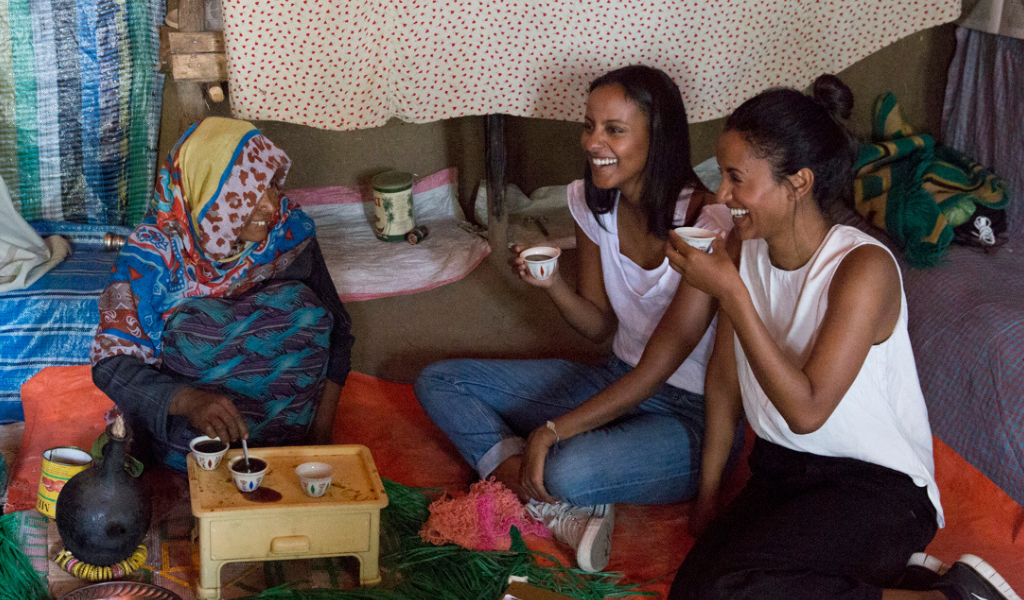 Sali und Sara Nuru bei einer Kaffeezeremonie in Äthiopien Addis Abeba