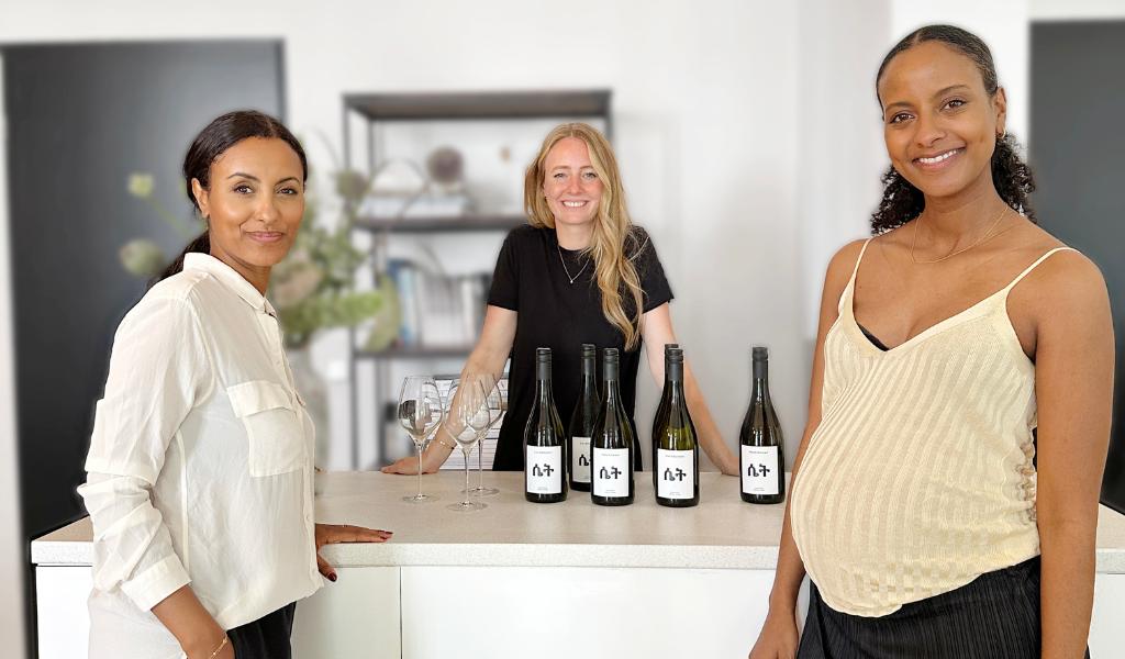 Sara und Sali Nuru präsentieren zusammen mit Juliane Eller den nuruWoman Chardonnay