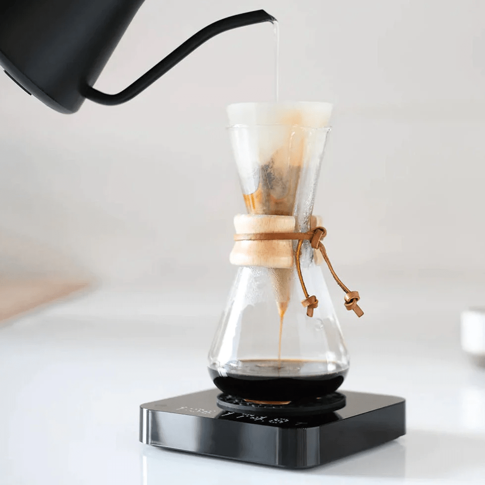 Digitale Kaffeewaage Acaia Pearl S bei der Zubereitung in der Chemex | nuruCoffee