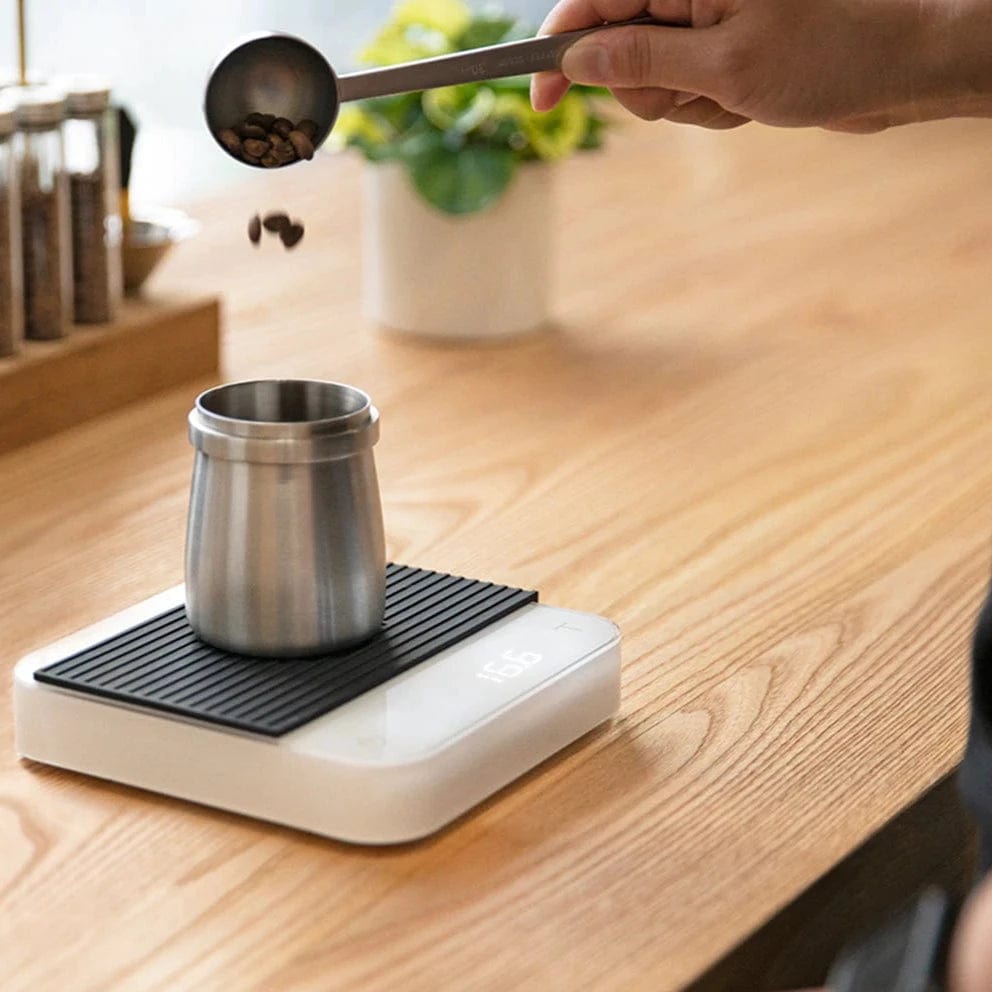 Acaia Pearl digitale Waage in Weiß mit Behälter zum Abwiegen der Kaffeebohnen - nuruCoffee