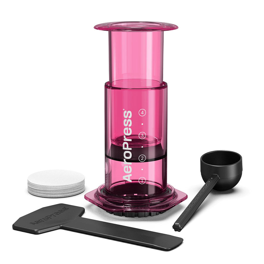 AeroPress Clear in Pink: Kaffeebereiter mit Filtern und Portionierlöffel - nuruCoffee