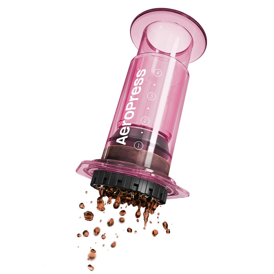 AeroPress Clear in Pink: Kaffeebreiter bei der Anwendung - nuruCoffee