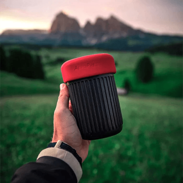 AeroPress Go Coffee Maker in kompaktem Becher zur Aufbewahrung in der Natur - nuruCoffee