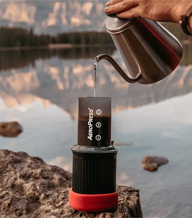 AeroPress Go Zubereitung vor Bergkkulisse - nuruCoffee