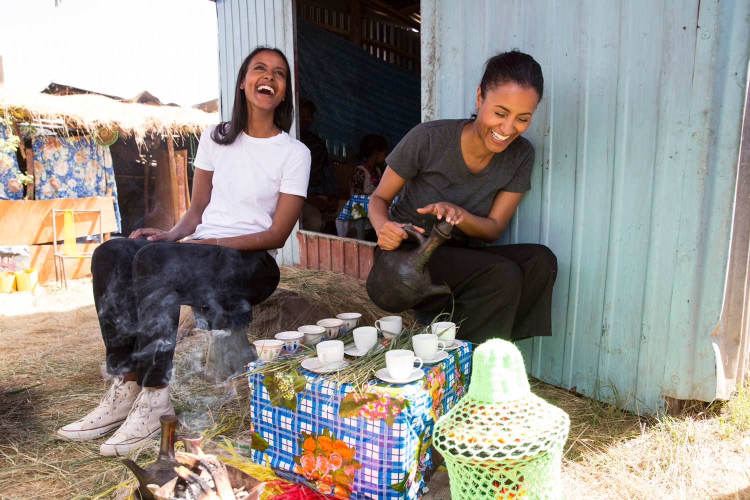 Gründerinnen Sali und Sara in Äthiopien / nuruCoffee fairer, nachhaltiger Bio-Kaffee aus Äthiopien mit social impact 