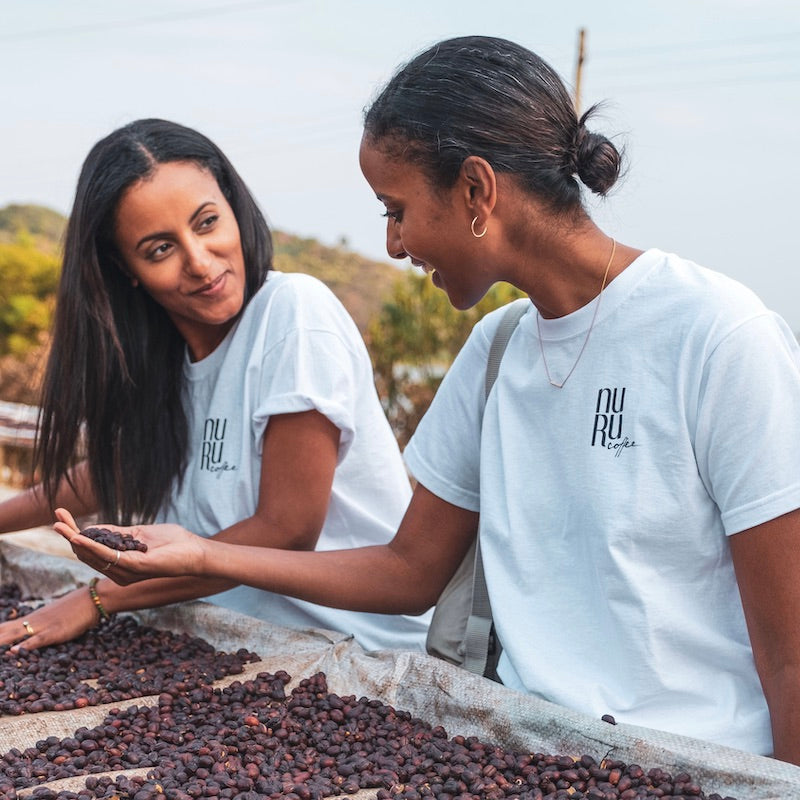 Gründerinnen Sali und Sara in Äthiopien mit Kaffeebohnen / nuruCoffee fairer, nachhaltiger Bio-Kaffee aus Äthiopien mit social impact 
