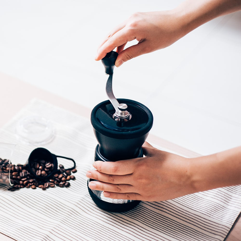 Skerton Plus Kaffeemühle von Hario während dem Mahlen | nuruCoffee