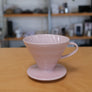 Hario V60 Dripper Porzellan Rosa auf Küchentheke - nuruCoffee