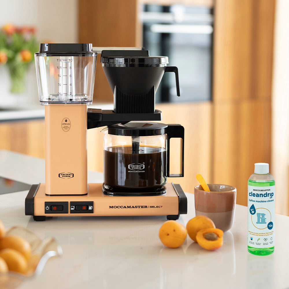 Moccamaster Kaffeemaschine mit Cleandrip Reinigungsmittel auch Küchentheke