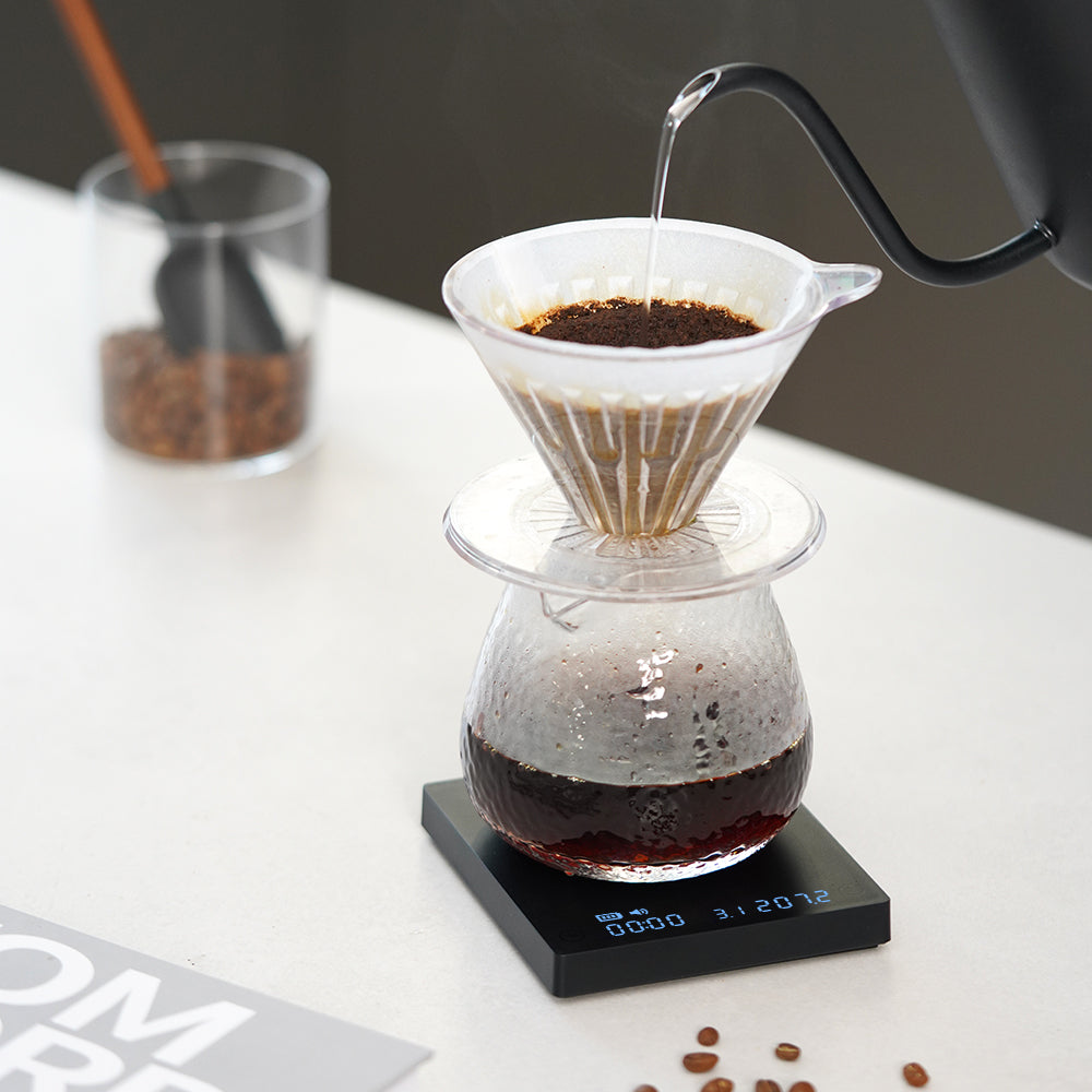 Timemore Black Mirror Basic bei der Anwendung im Pour-Over Mode - nuruCoffee