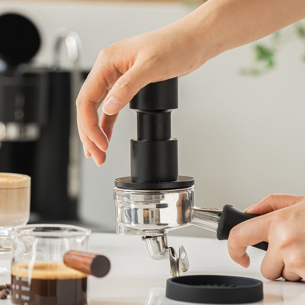 Timemore Impact Pulse Tamper bei der Espressozubereitung im Siebträger - nuruCoffee