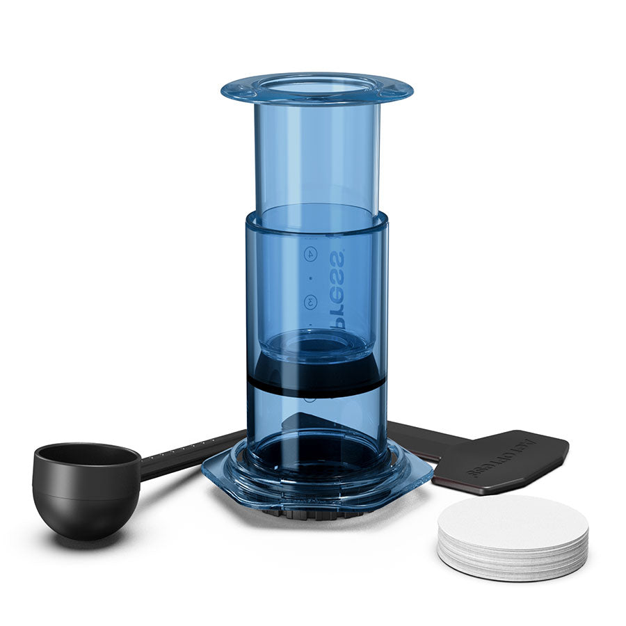 AeroPress Clear in Blau: Kaffeebreiter mit Portionierlöffel und Papierfiltern - nuruCoffee