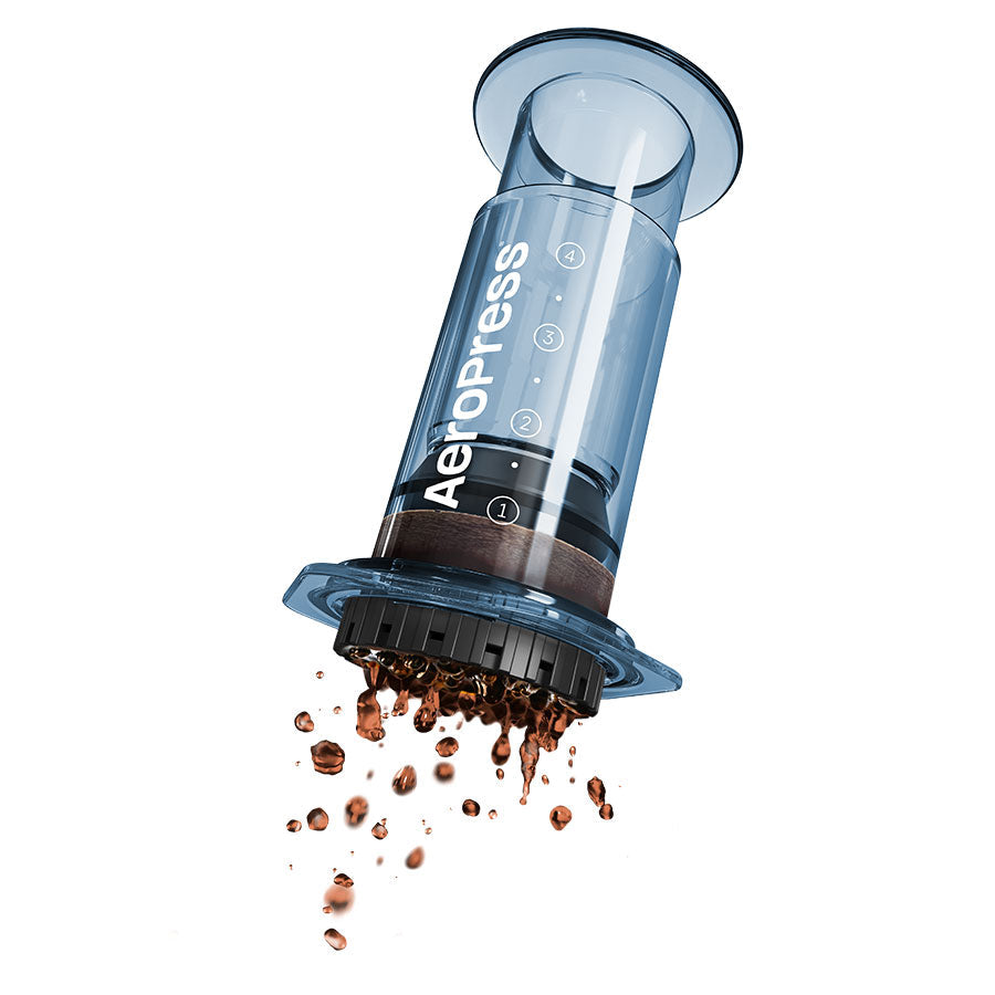 AeroPress Clear in Blau bei der Zubereitung - nuruCoffee