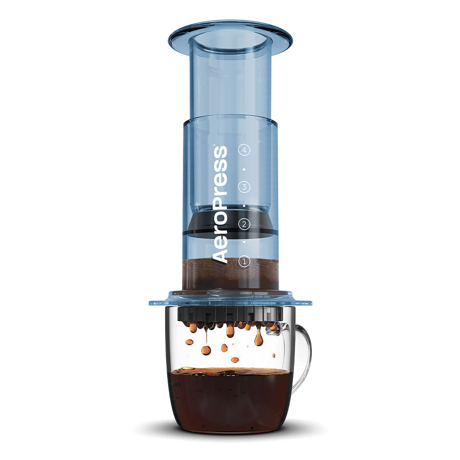 AeroPress Clear in Blau: Kaffeebreiter mit Tasse Kaffee - nuruCoffee