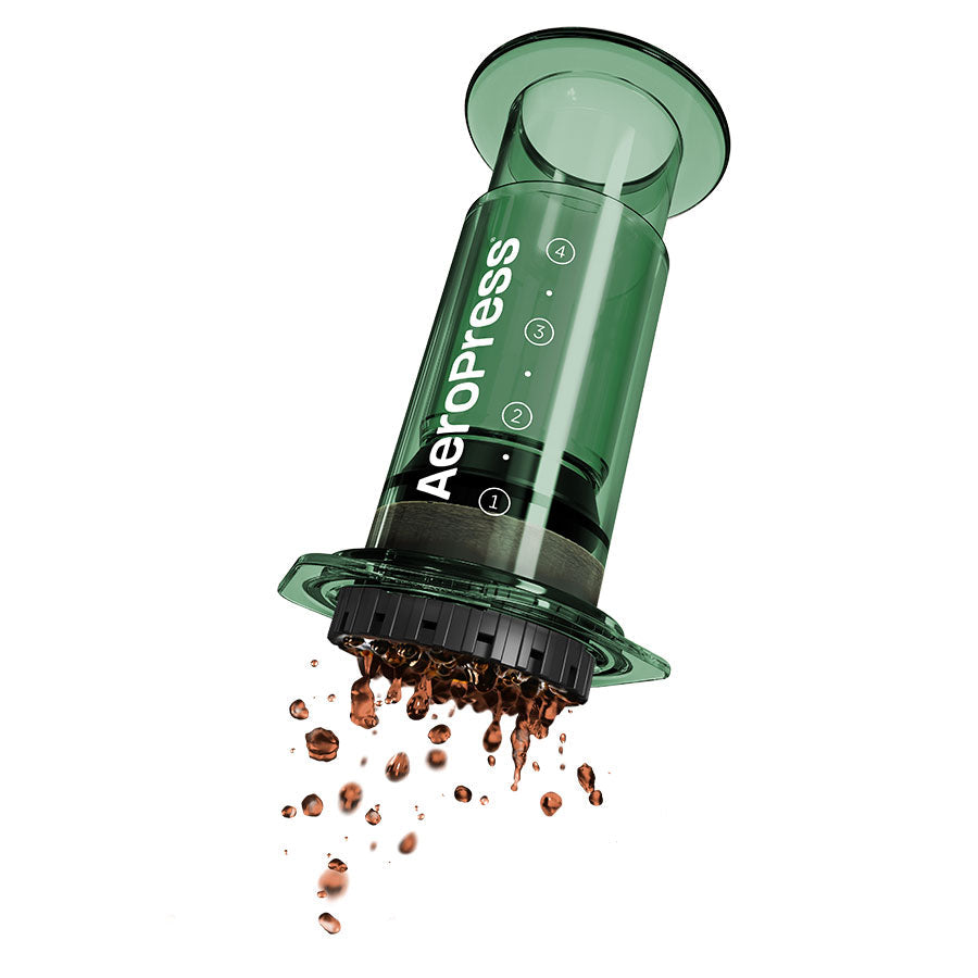 AeroPress Clear in Grün: Kaffeebreiter bei der Zubereitung- nuruCoffee