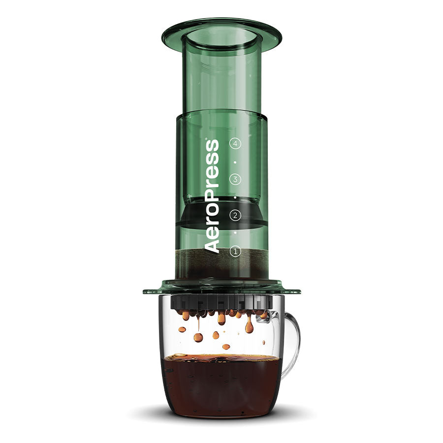 AeroPress Clear in Grün: Kaffeebreiter mit Tasse Kaffee - nuruCoffee