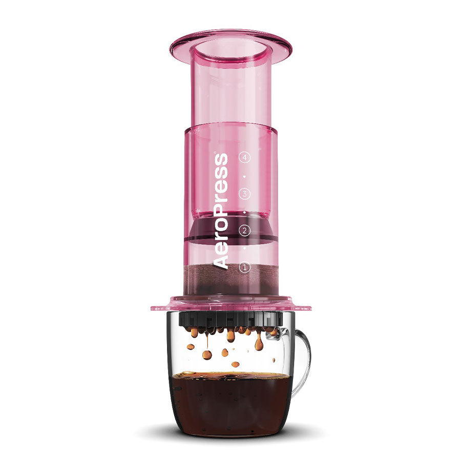 AeroPress Clear in Pink: Kaffeebreiter mit Tasse Kaffee - nuruCoffee