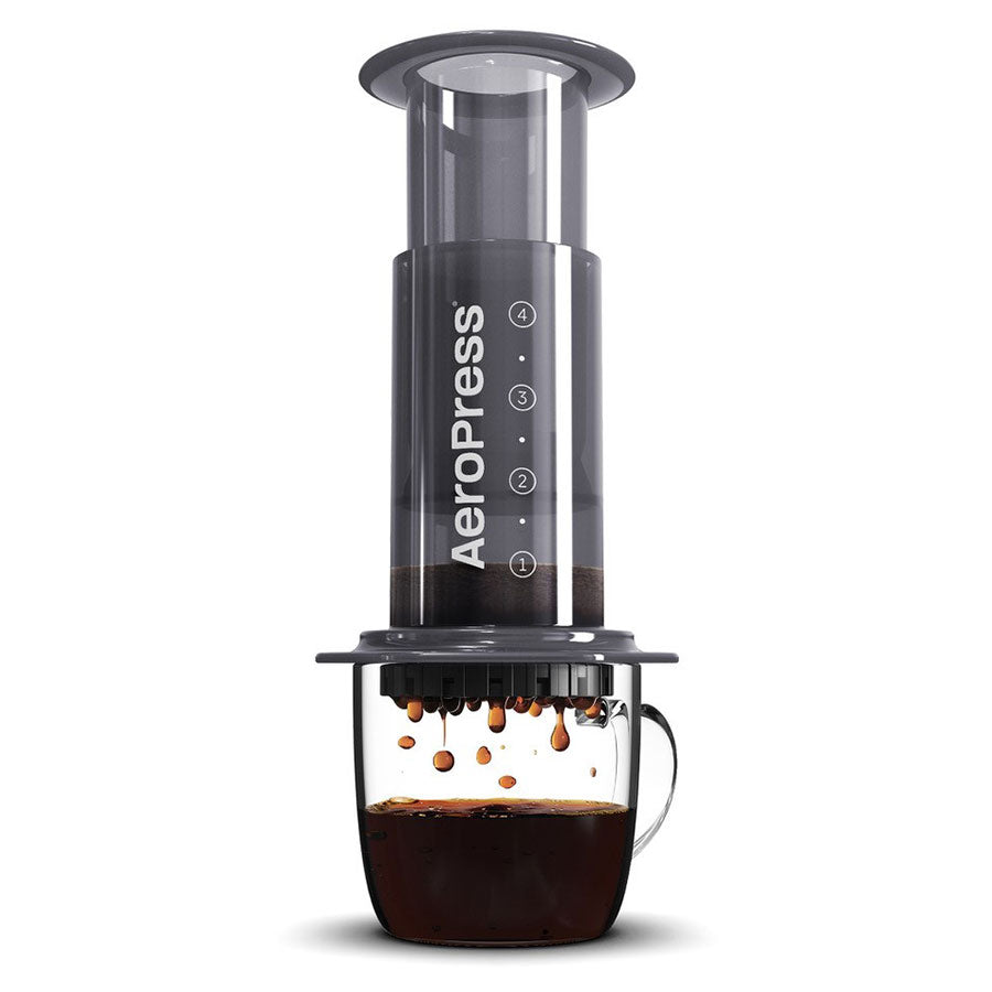 AeroPress Oiringal auf weißem Hintergrund - nuruCoffee