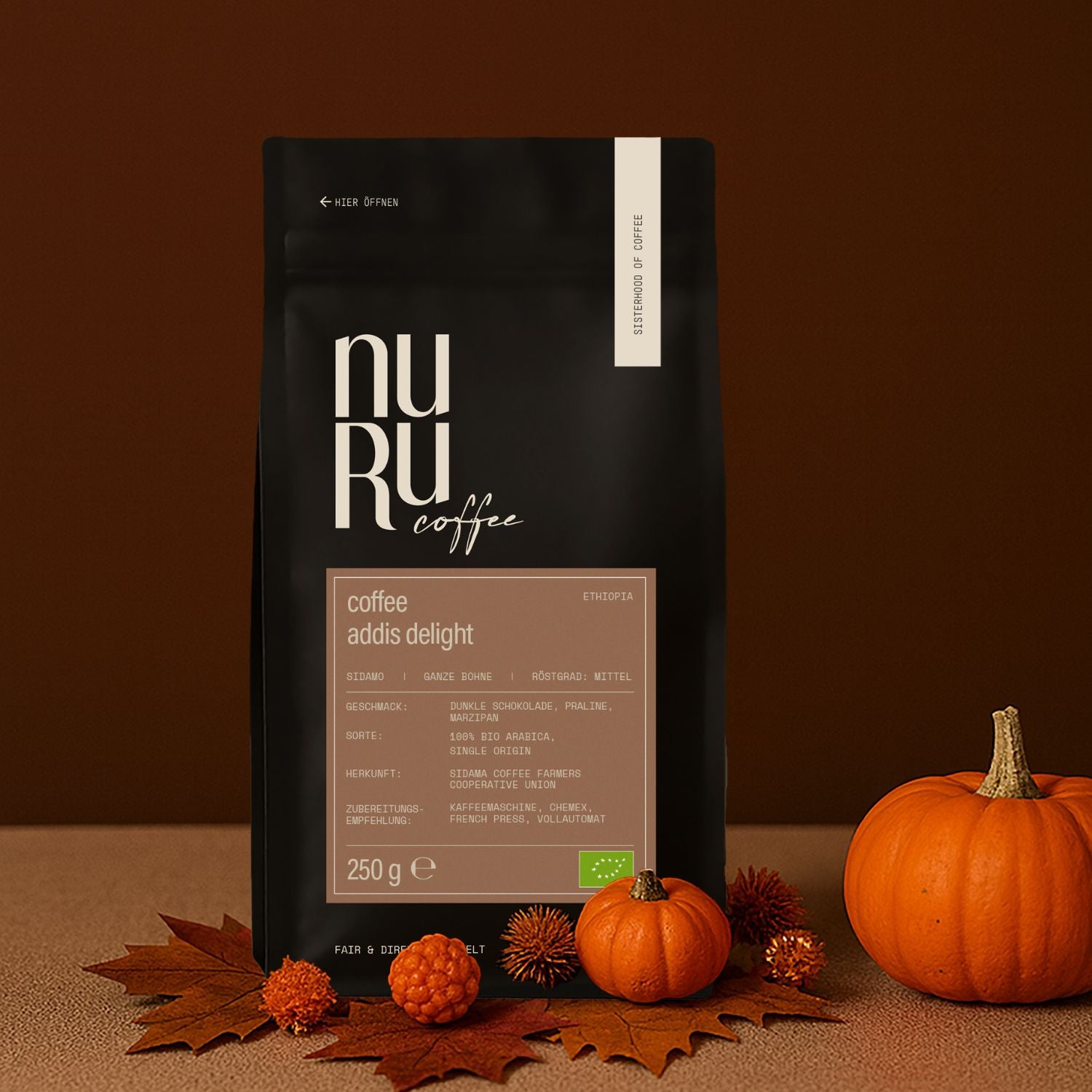 Bio Kaffee Verpackung mit herbstlicher Deko und Kürbissen
