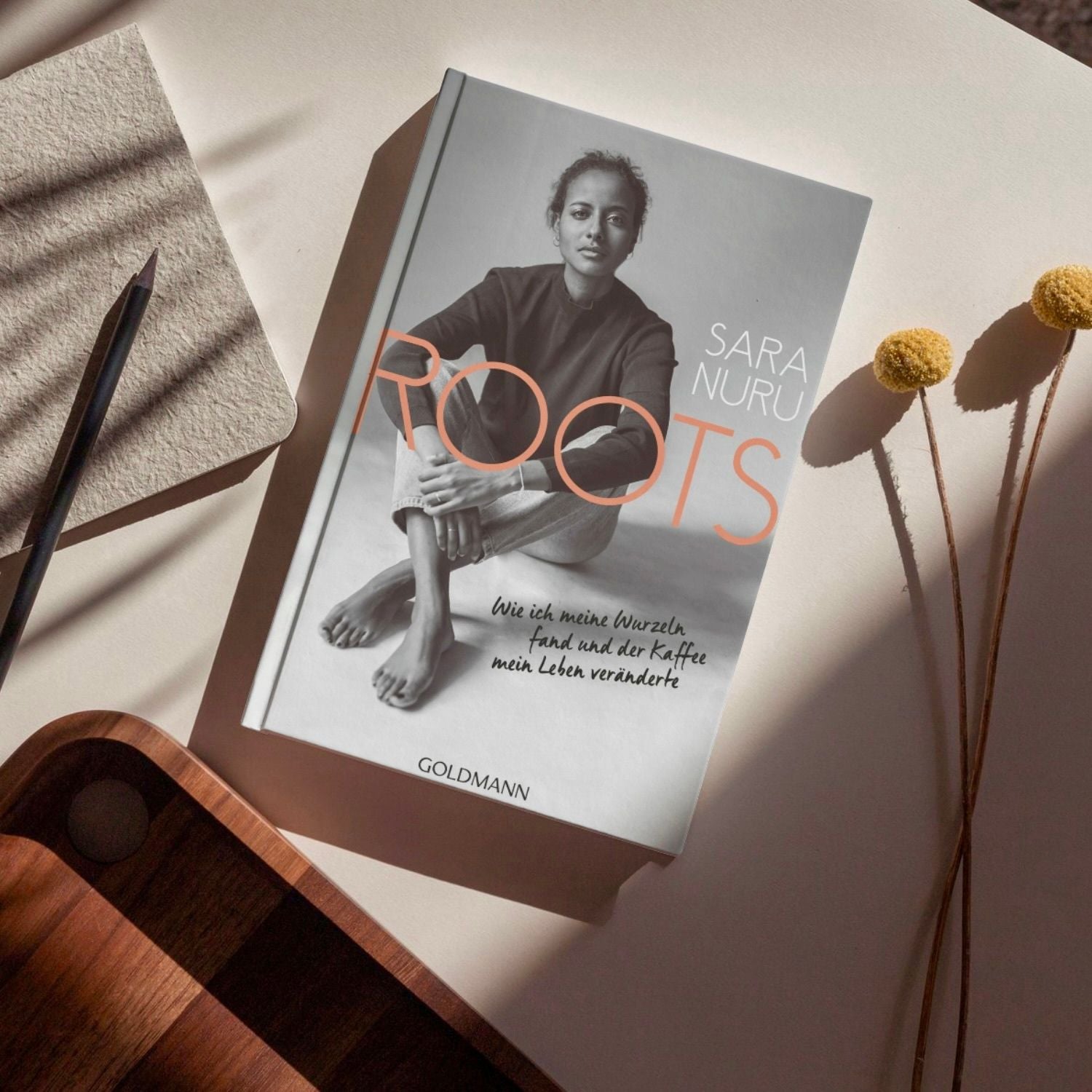Buch von Sara Nuru auf einem Tisch liegend, helles natürlich Licht