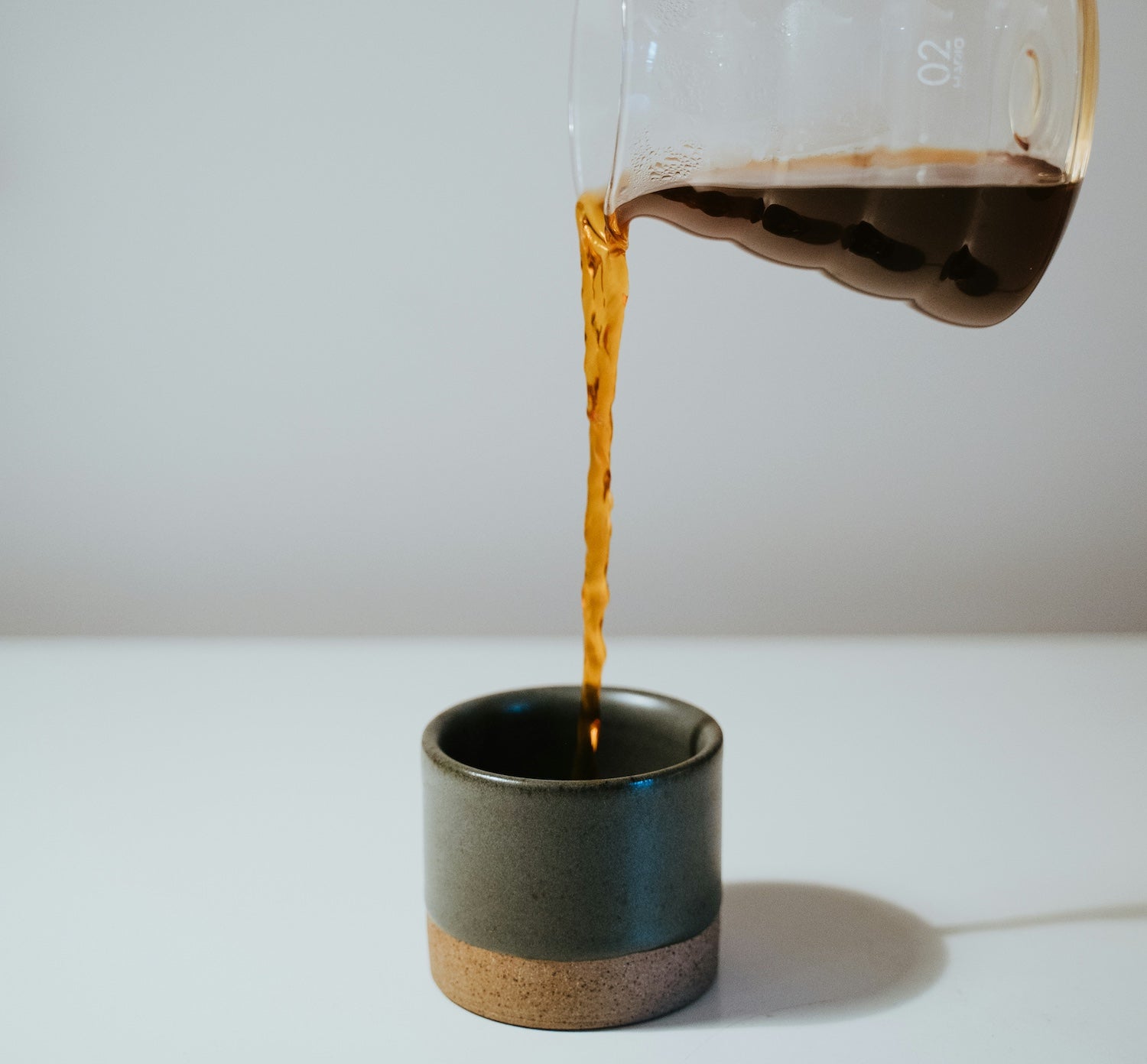 Filterkaffee wird in Becher gegossen: Hario Kaffeezubehör bei nuruCoffee